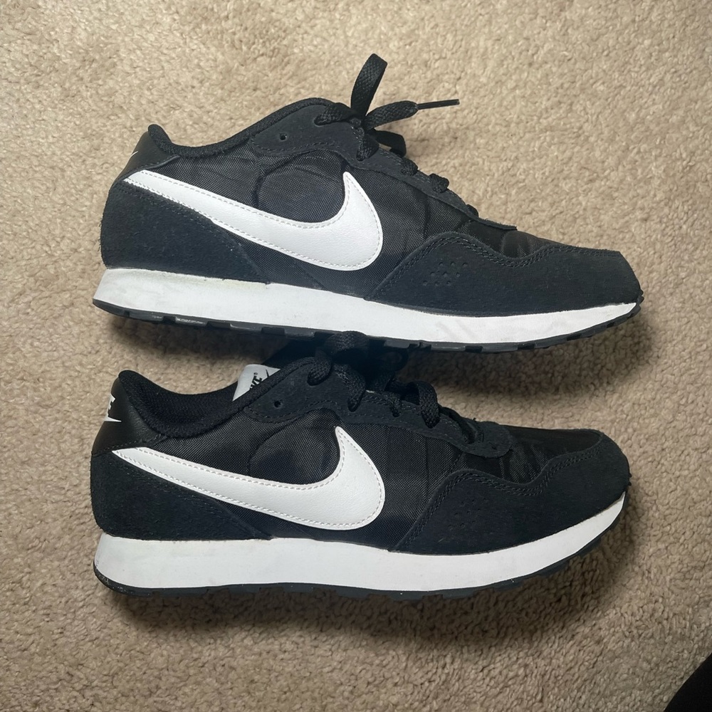 Nike shoes! Kids size 5Y which is equivalent to 7 US women.